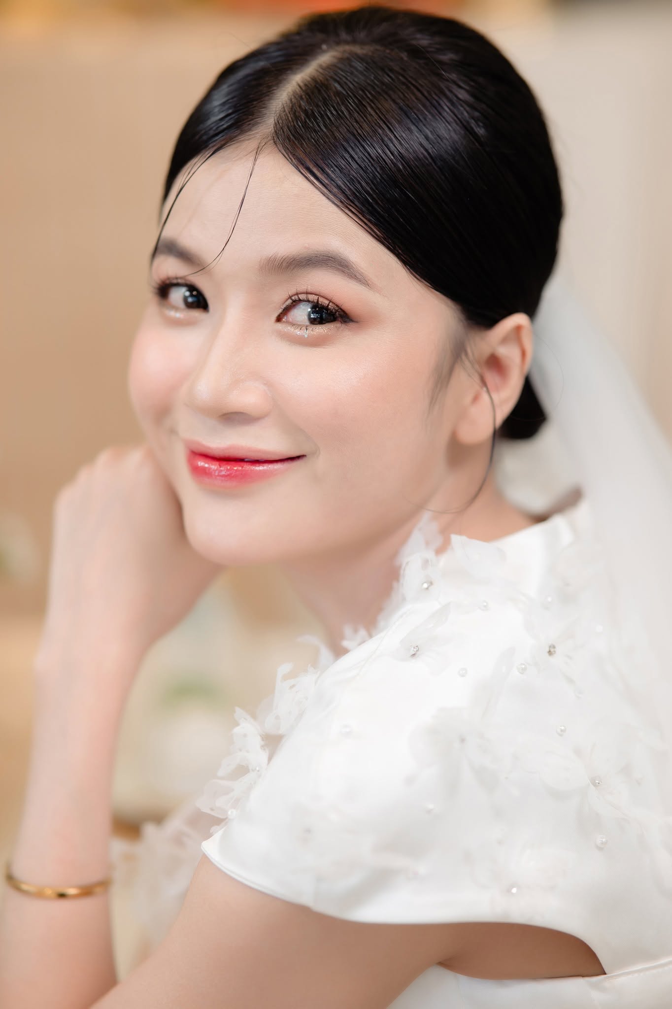 Bàn tay và nhẫn cưới trên nền váy ren — ảnh tham khảo
